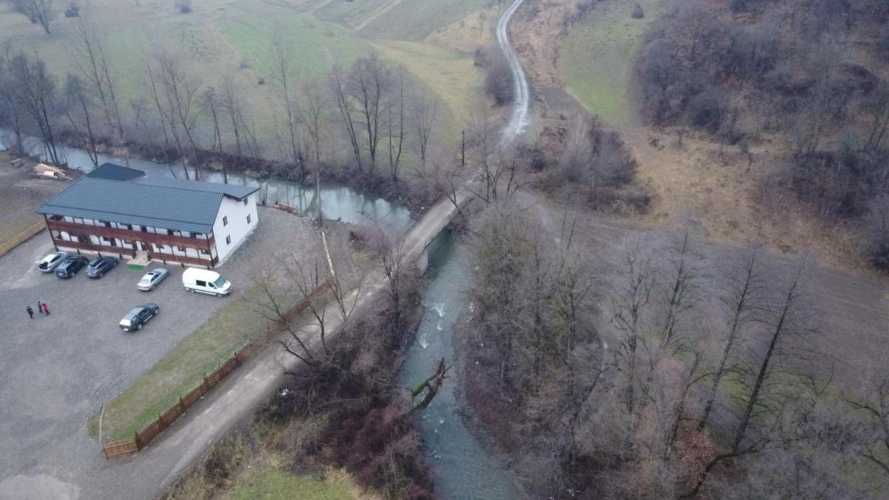 Conacul Cosaului Feresti Exterior foto