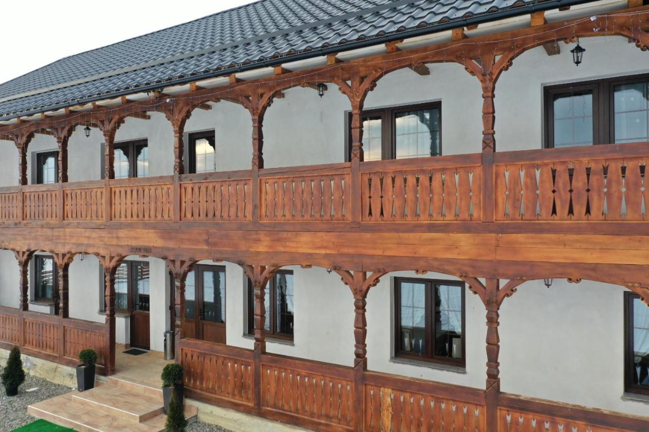 Conacul Cosaului Feresti Exterior foto