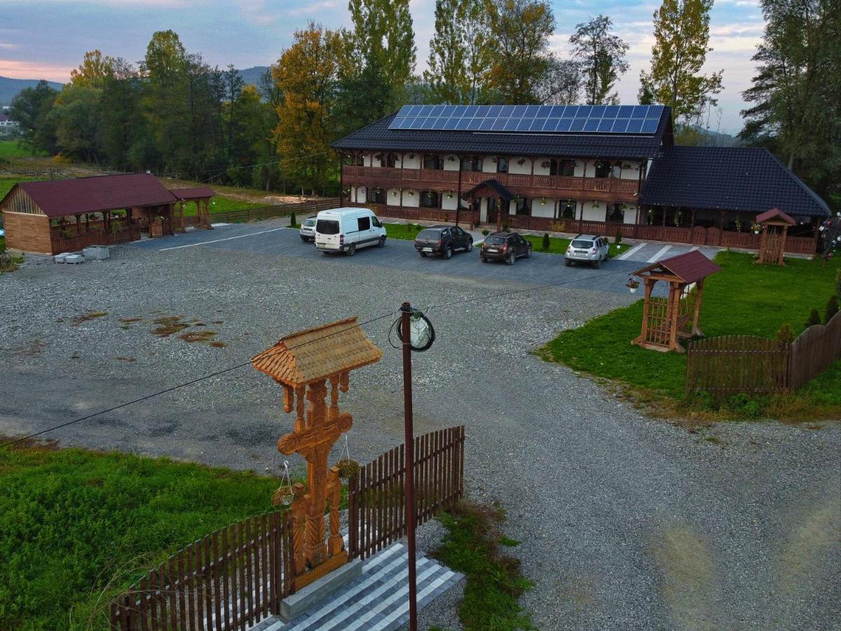 Conacul Cosaului Feresti Exterior foto