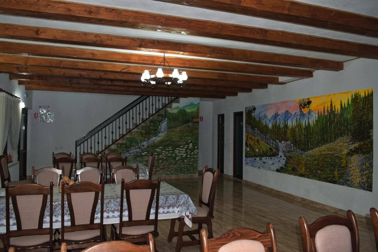 Conacul Cosaului Feresti Exterior foto