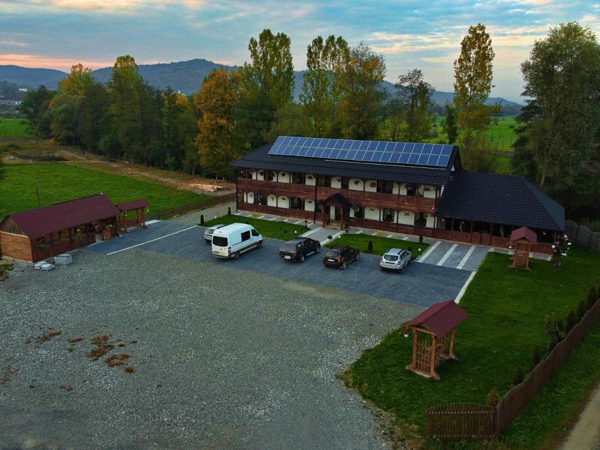 Conacul Cosaului Feresti Exterior foto