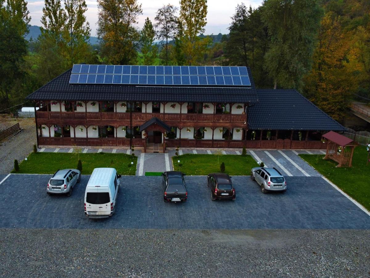 Conacul Cosaului Feresti Exterior foto