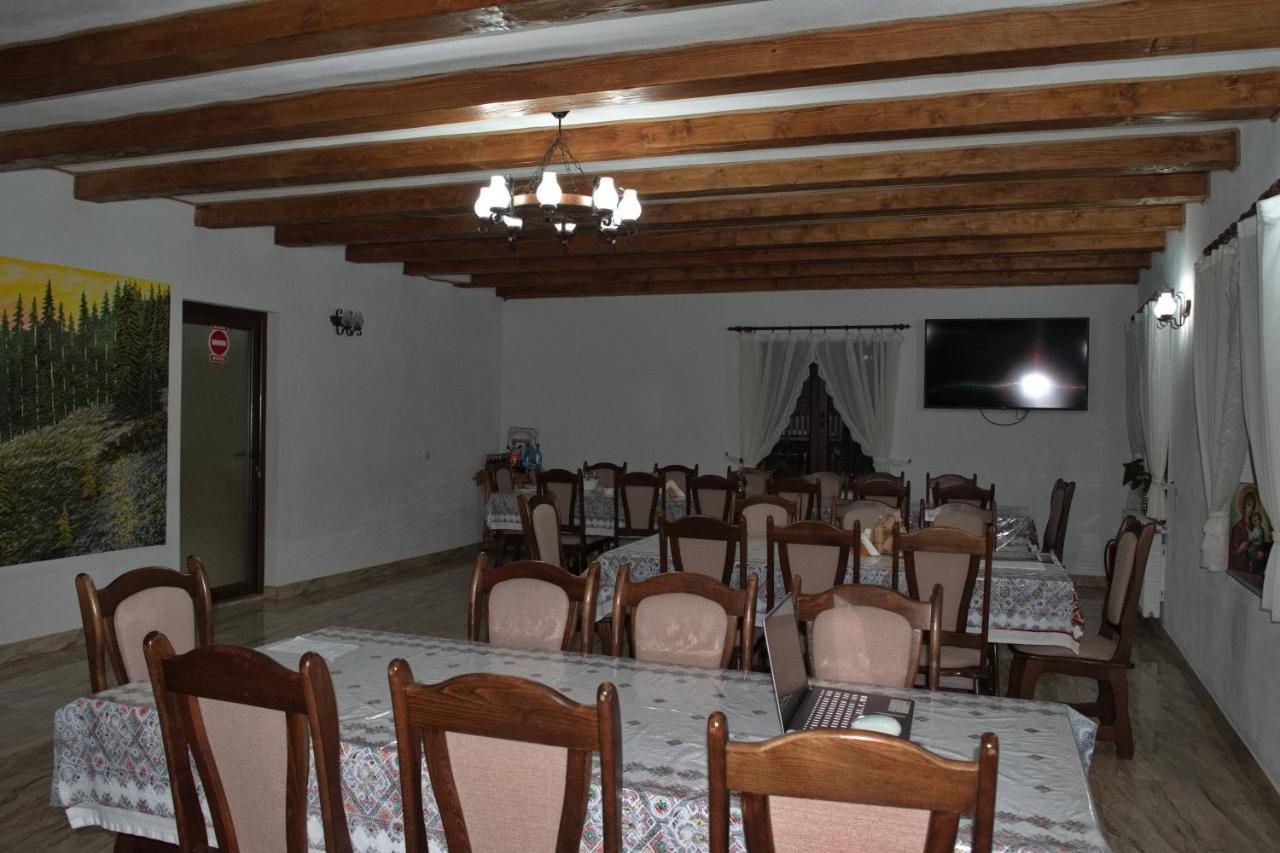 Conacul Cosaului Feresti Exterior foto