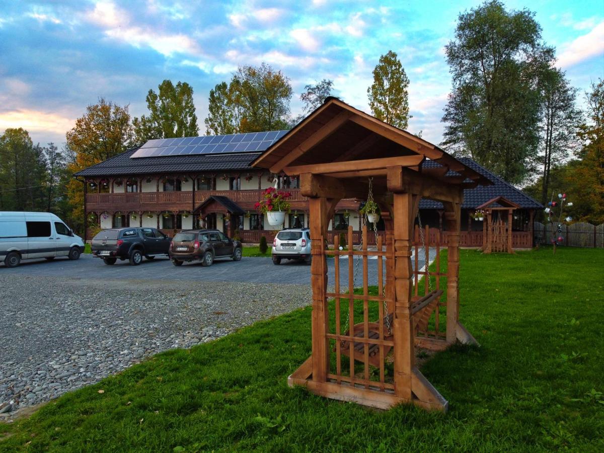 Conacul Cosaului Feresti Exterior foto