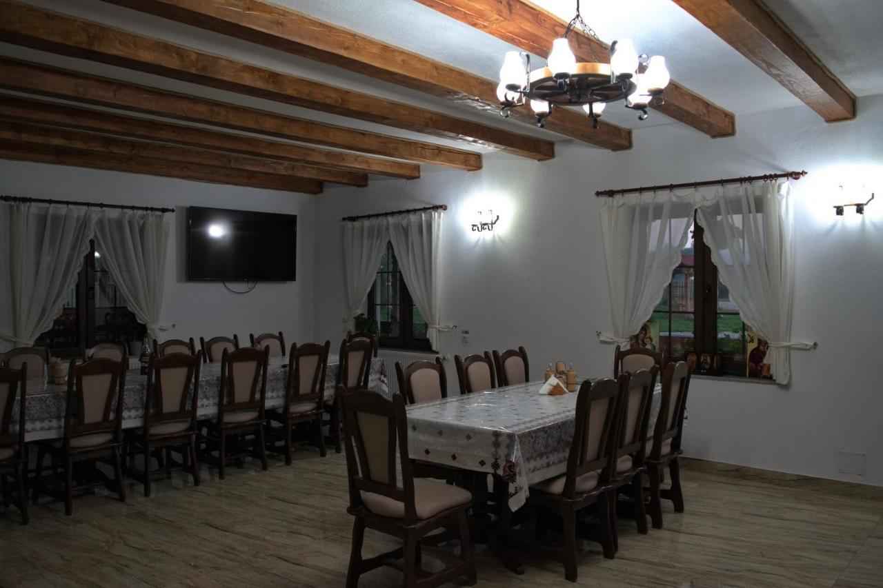 Conacul Cosaului Feresti Exterior foto