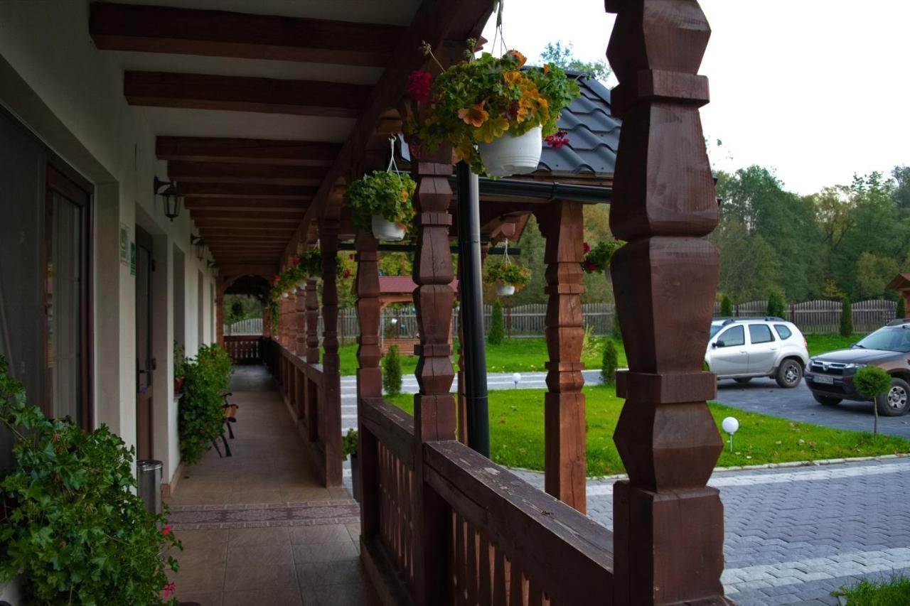 Conacul Cosaului Feresti Exterior foto