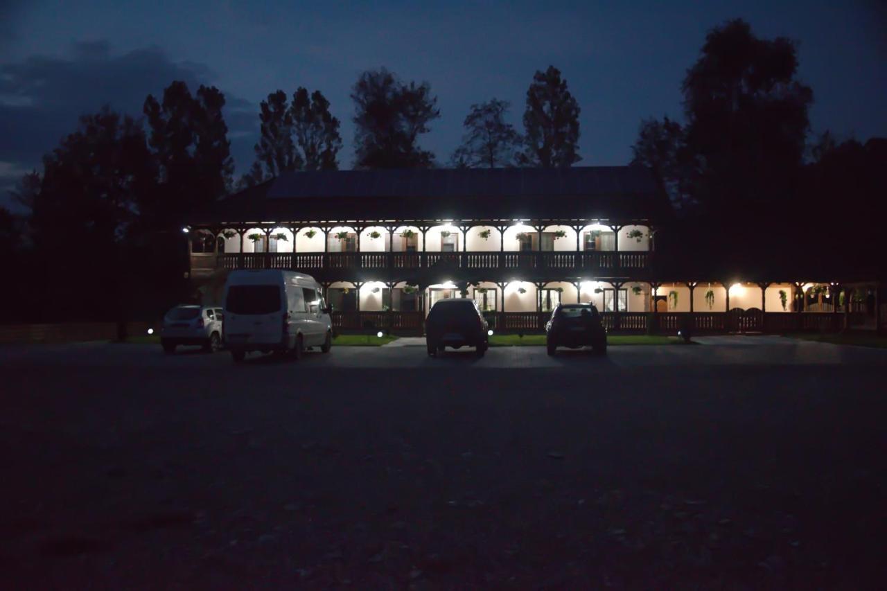 Conacul Cosaului Feresti Exterior foto