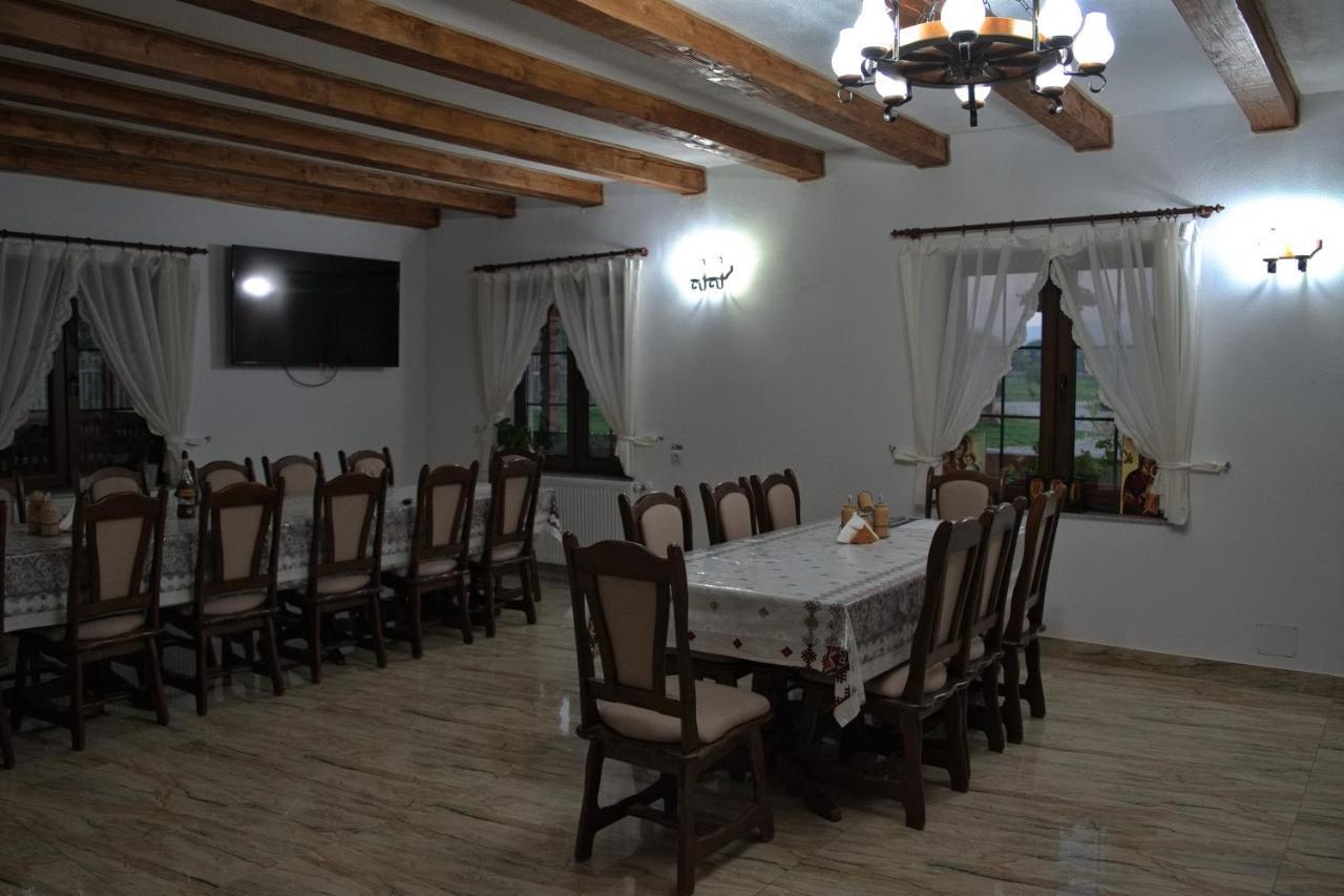 Conacul Cosaului Feresti Exterior foto