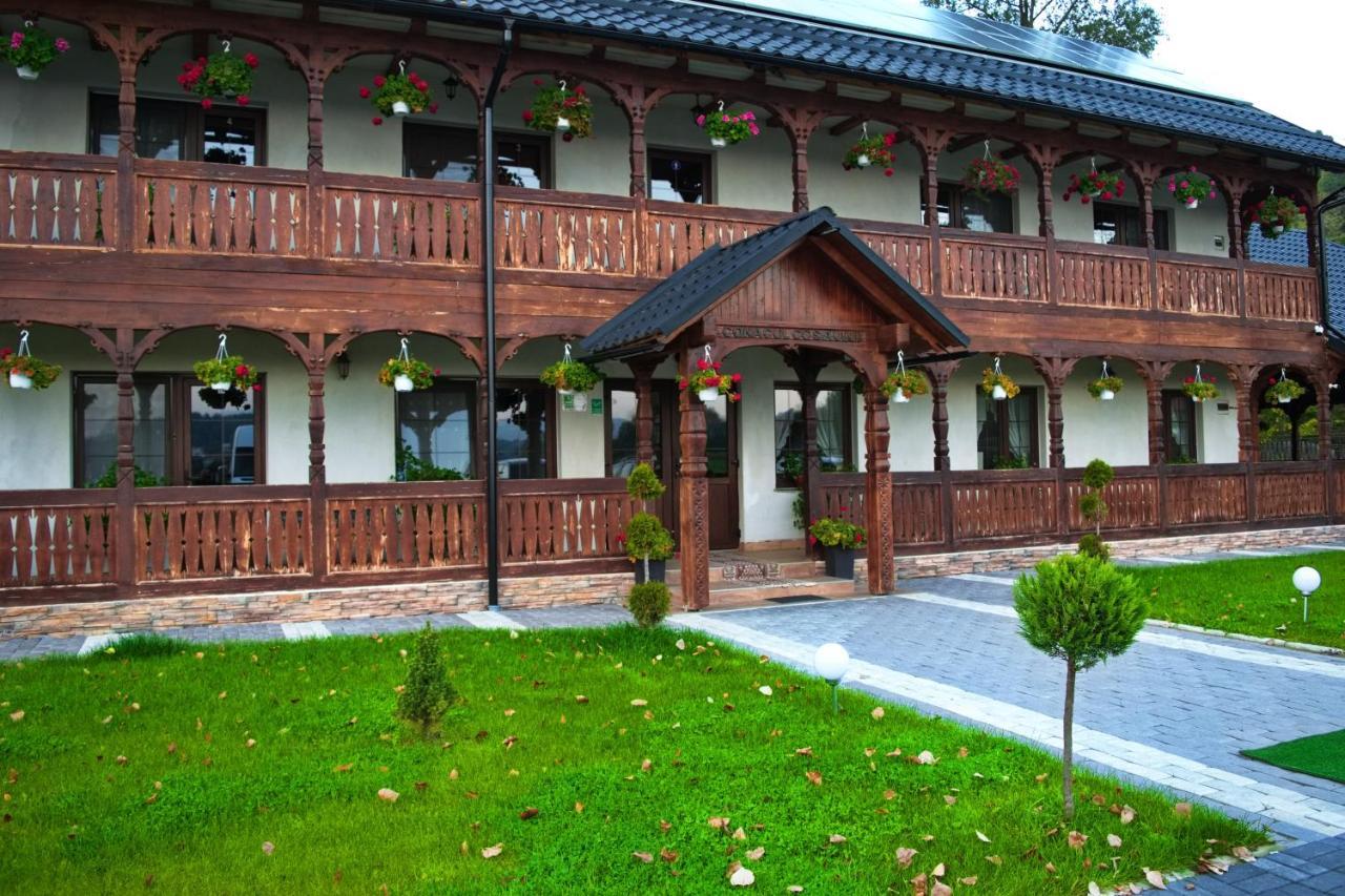 Conacul Cosaului Feresti Exterior foto