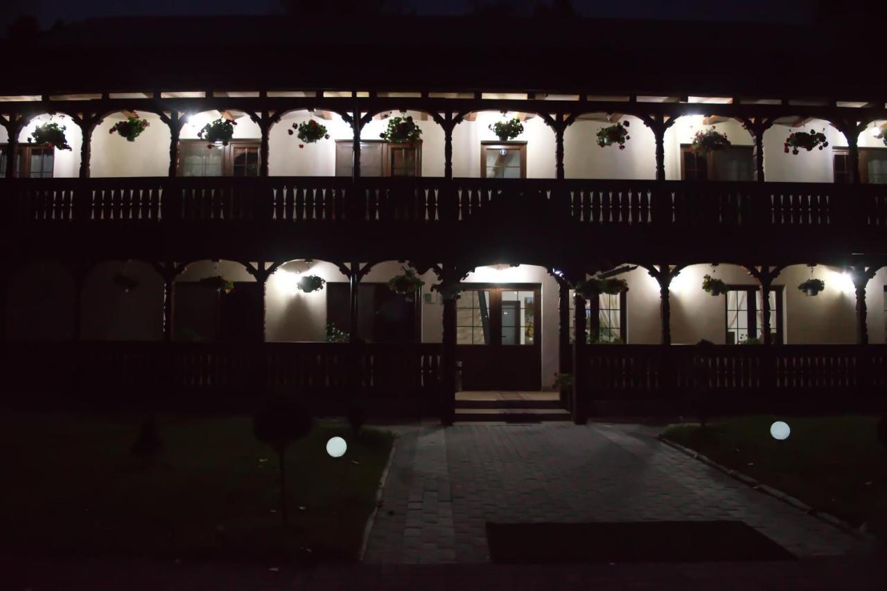 Conacul Cosaului Feresti Exterior foto