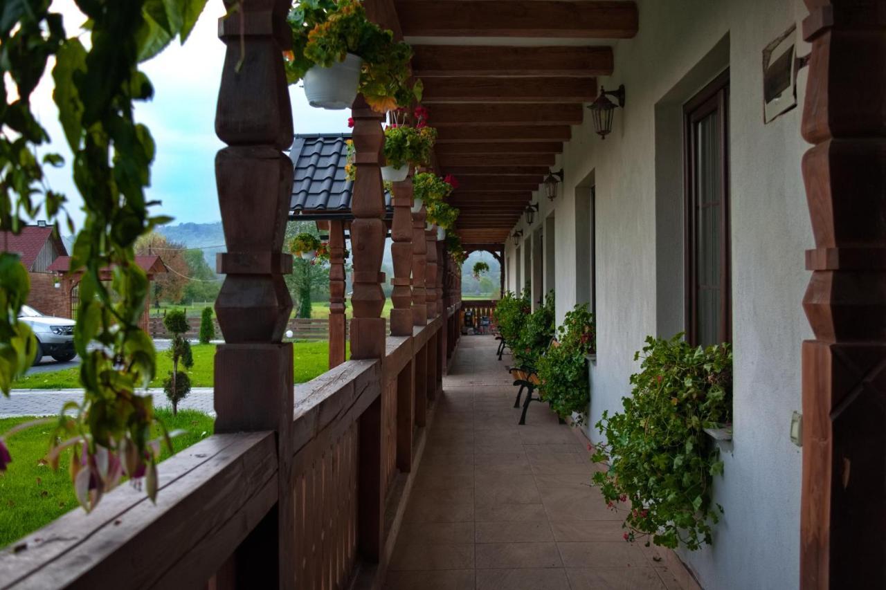 Conacul Cosaului Feresti Exterior foto