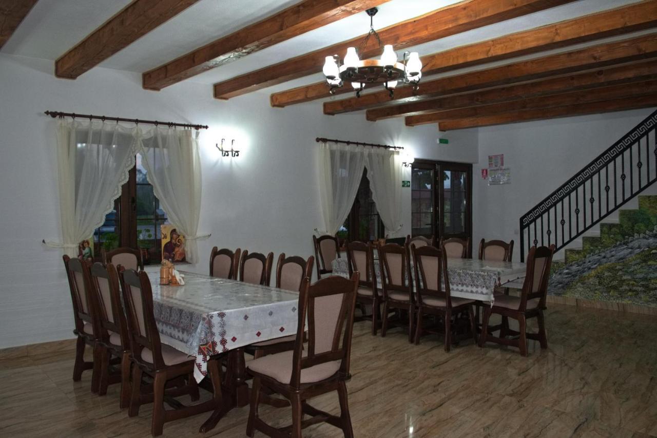 Conacul Cosaului Feresti Exterior foto