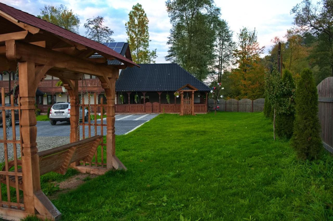 Conacul Cosaului Feresti Exterior foto